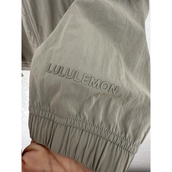 Lululemon Jacket Womens 4 Lightweight Hooded Windbreaker Full Zip Drawstring - Picture 2 of 8